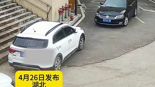 神操作！小汽車直接上樓梯。The car goes straight up the stairs.