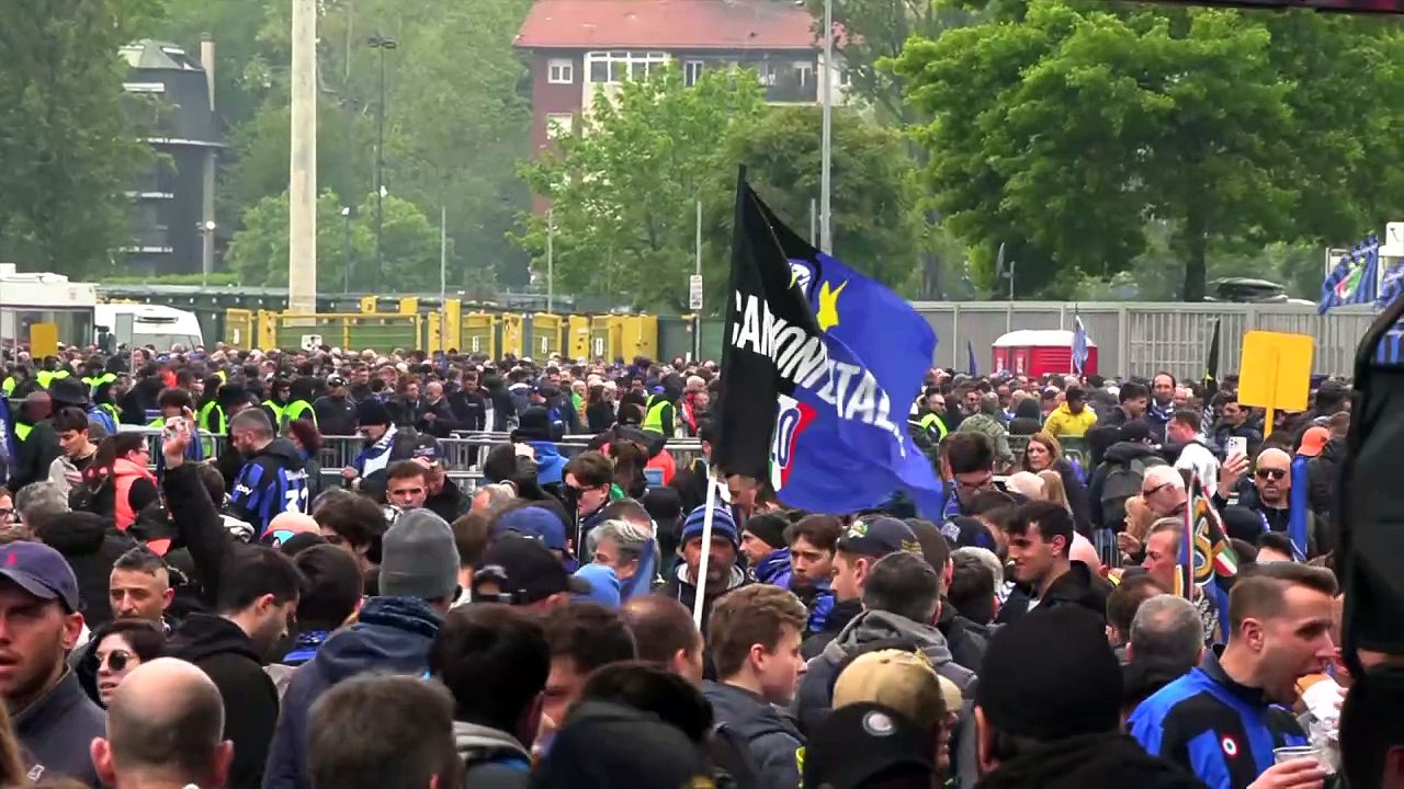 Inter, festa scudetto: i tifosi nerazzurri all'ingresso di San Siro