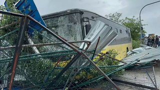 Ümraniye'de İETT otobüsü iş yerinin bahçesine girdi
