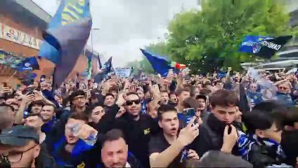 Festa dell'Inter, il passaggio del pullman della squadra e il giubilo dei tifosi
