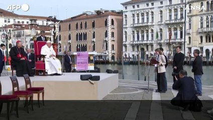 Il Papa incontra i giovani a Venezia: "Siate rivoluzionari, non cercate l'utile"