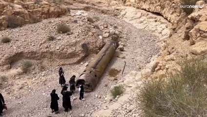 شاهد: عائلات يهودية تتفقد حطام صاروخ إيراني تم اعتراضه في مدينة عراد بالنقب