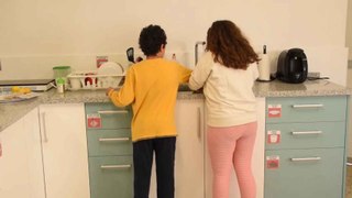 Un aula con cama, cocina y sofá: un colegio promueve la inclusión con tareas domésticas