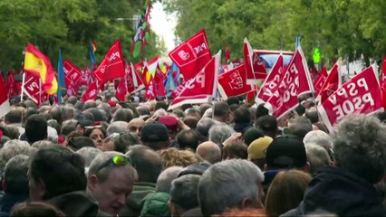 Sánchez desvelará mañana si dimite mientras Feijóo asegura que "representa al pasado"