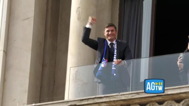 Video festa scudetto Inter, Zanetti ai tifosi in piazza Duomo: Vinto grazie a voi