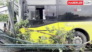 Ümraniye'de İETT otobüsü iş yerinin bahçe duvarına çarptı