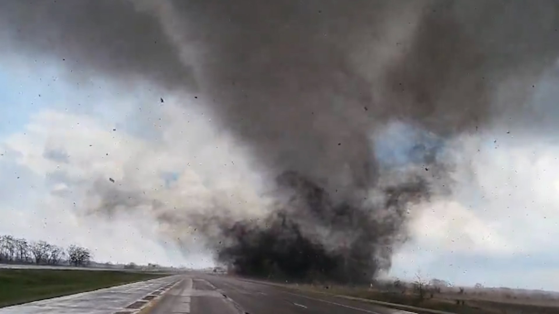 Dos muertos tras el destructivo paso de varios tornados en Oklahoma