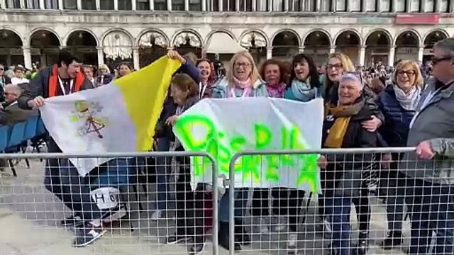 Francisco preside missa para milhares em Veneza, durante sua primeira viagem em meses