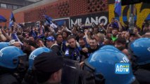 Video festa scudetto Inter, tifoso si scaglia contro la polizia
