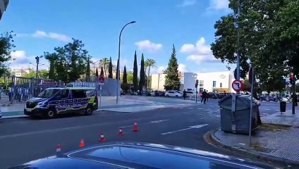 Llegada del Sevilla FC al estadio Benito Villamarín antes de El Gran Derbi
