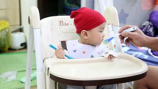 6-month-old baby's reaction when eating salmon for the first time | Babies doesn't like new food