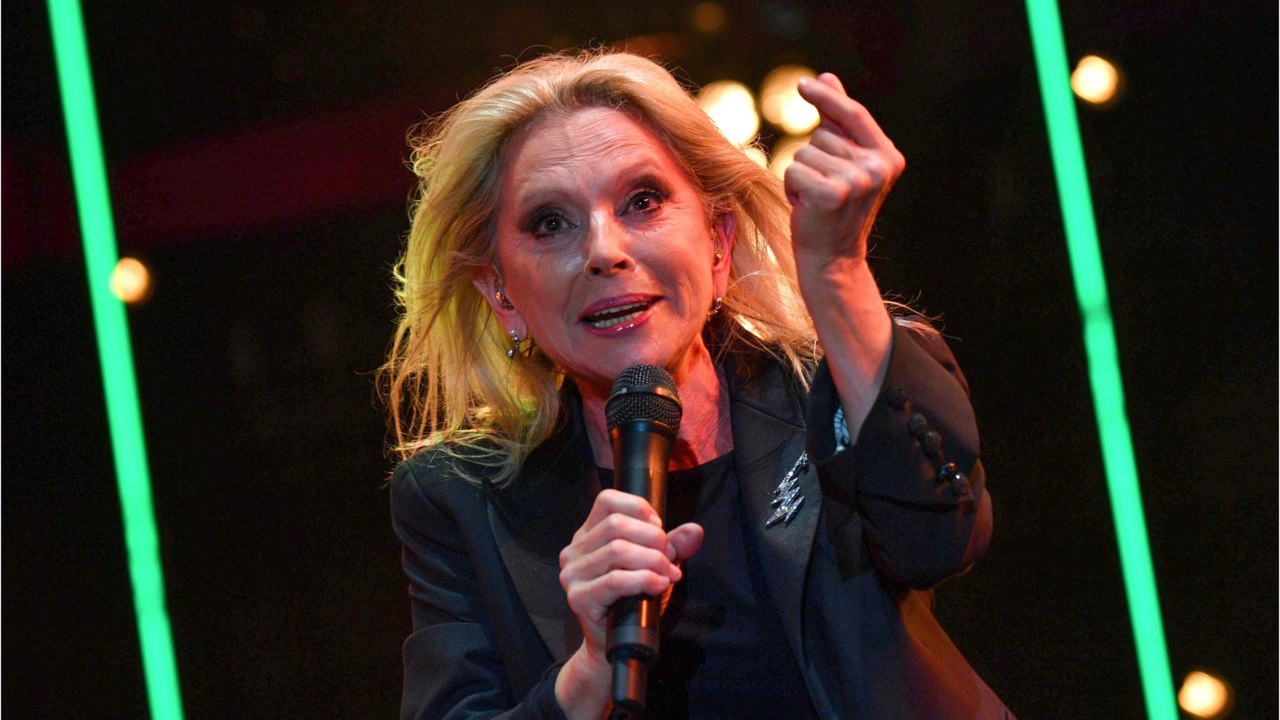 Voici - Véronique Sanson hospitalisée : la chanteuse de 75 ans contrainte d'annuler un concert en raison d'une pneumonie