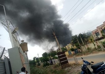दवा निर्माण फैक्ट्री के गोदाम में धधकी आग... देखें वीडियो