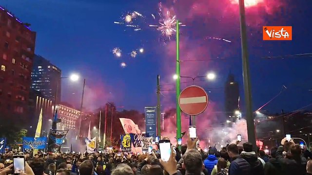 L'Inter festeggia lo scudetto, i tifosi in festa a Milano tra cori e fuochi d'artificio