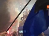 L'Inter festeggia lo scudetto, il passaggio del pullman con i calciatori tra i tifosi in festa