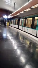 Metro 7B leaving the station...