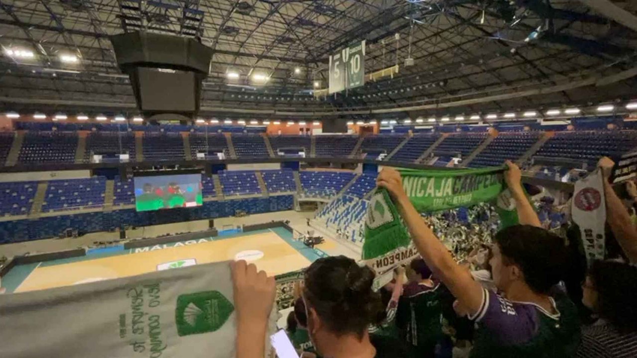 Los aficionados cantan el himno del Unicaja en el Carpena tras acabar la Final Four en Belgrado.
