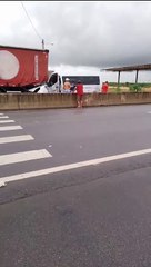 Acidente-envolvendo-uma-van-e-carreta-deixa-ferido