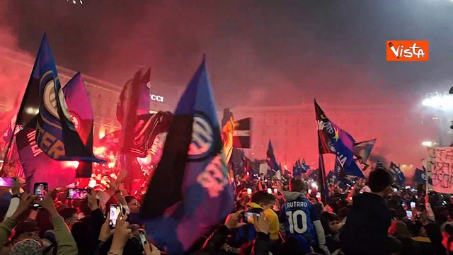 Piazza Duomo invasa dai tifosi dell'Inter, fumogeni e cori per la festa Scudetto
