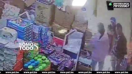 UNA PAREJA ENTRA A UN NEGOCIO Y UNO DE ELLOS SE ROBA UN TELEFONO CELULAR