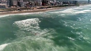 Rescatan a persona que fue arrastrada por las olas en Playas de Tijuana