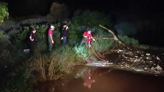 Imagens mostram trabalho dos bombeiros para retirar corpo de dentro de rio