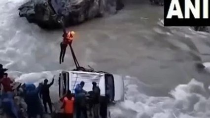जम्मू कश्मीर के गंदेरबाल में बड़ा हादसा, कार फिसलकर सिंध नदी में गिरी, 4 की मौत