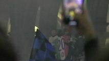 Video Inter, festa scudetto: cori e fuochi d'artificio all'arrivo della squadra in Piazza Duomo