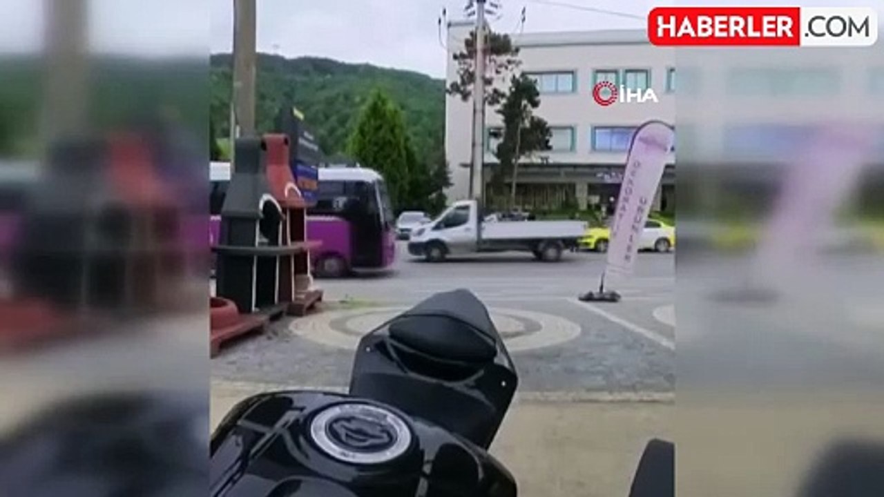 Spor salonuna giderken ölümden döndü: Otomobile çarpan motosikletlinin savrulduğu anlar kamerada