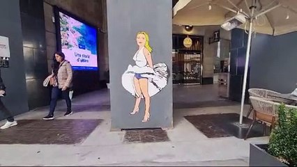 Tải video: Milano, ecco il murale di Giorgia Meloni in mutande (europeiste) e fiamma tricolore