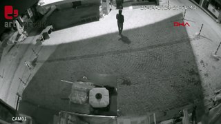 Beypazarı'nda, iş yerinden şemsiye çalan hırsız kamerada