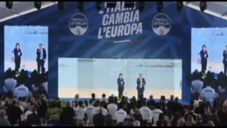 La standing ovation della platea Fdi a Pescara per Enrico Berlinguer