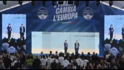 La standing ovation della platea Fdi a Pescara per Enrico Berlinguer