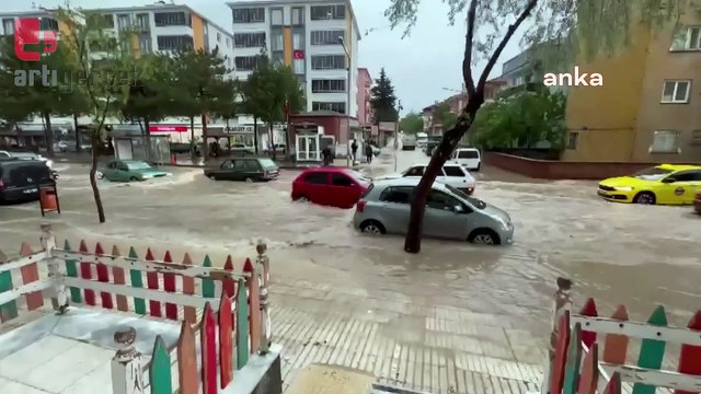 Çorum’da aniden bastıran sağanak ve dolu hayatı felç etti. Yağmur sonrası yollar göle döndü, ev ve işyerlerini su bastı.