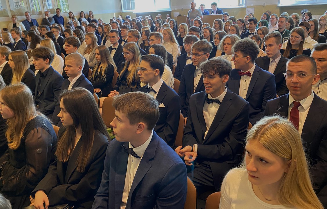 Maturzyści zakończyli rok szkolny. Przed nimi trudne egzaminy maturalne. Uroczyste pożegnanie w I Liceum Ogólnokształcącym w Lesznie