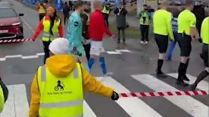 Video, in Norvegia le squadre devono attraversare la strada per entrare in campo
