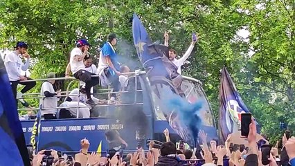 Les joueurs de l'Inter célèbrent le titre avec les fans !