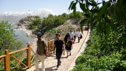 Van'a gelen İranlı turizmciler Akdamar Adası’na hayran kaldı