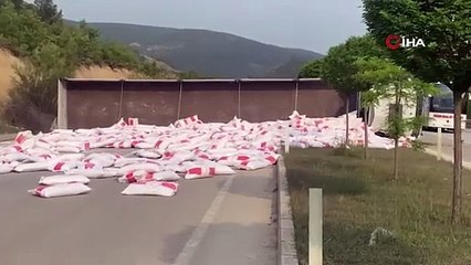 Tokat'ta un yüklü tır devrildi: Un çuvalları yola savruldu