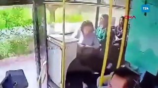 Adana’da kapısı açık otobüsten düşerek hayatını kaybeden kadın toprağa verildi; sürücü yeniden gözaltında