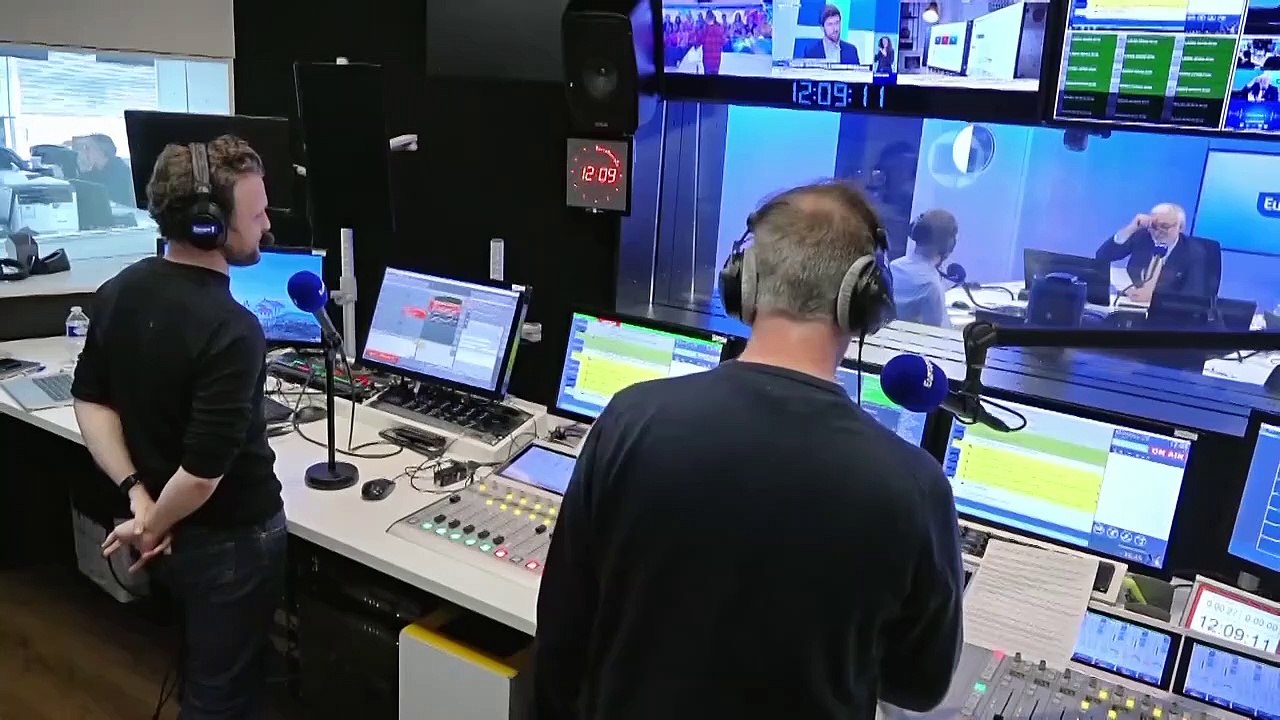 Faut-il interdire les smartphones au moins de 15 ans ?