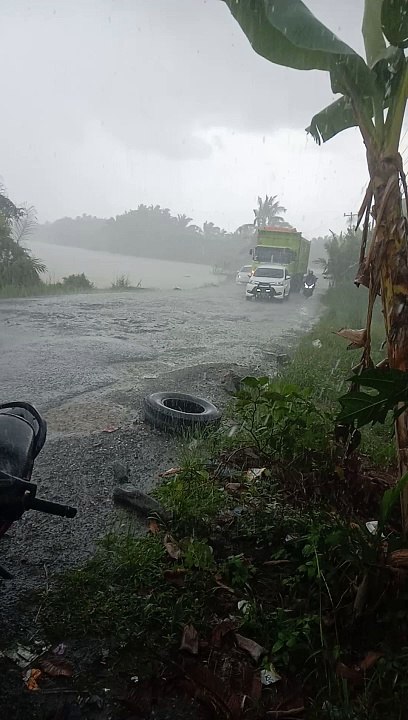 Hujan Awan Hitam Truk