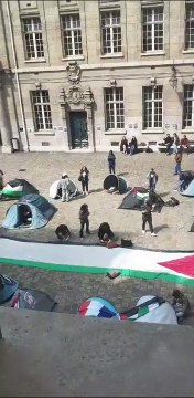 Paris: Un rassemblement pro-Palestine en cours à La Sorbonne - De nombreuses tentes installées et un drapeau palestinien géant déployé - Regardez