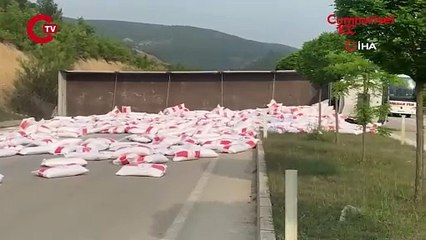 Tokat’ta un yüklü tır devrildi: Un çuvalları yola savruldu