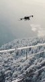 Así es como los drones quitan la nieve de cables de alta tensión en Chengdu, China