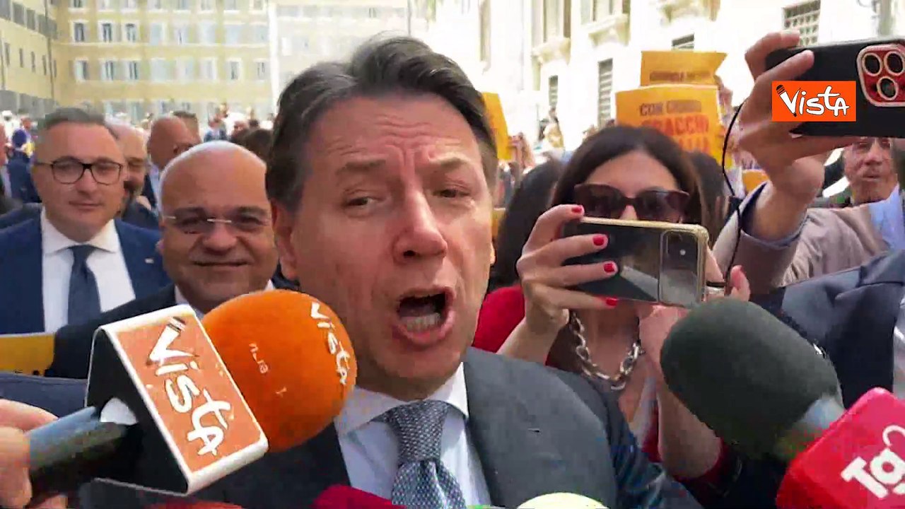 Conte arriva a flashmob M5S contro Autonomia differenziata: "Meloni porta l'Italia in Serie C?
