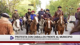 PROTESTA CON CABALLOS FRENTE AL MUNICIPIO