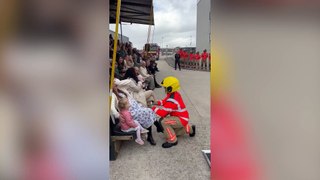 Firefighter proposes to his girlfriend at his pass-out parade