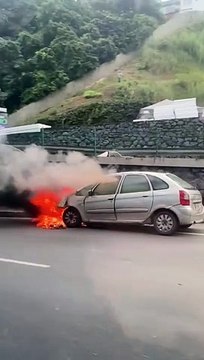 VÍDEO: Carrega pega fogo na Av. Bonocô e deixa trânsito lento na região