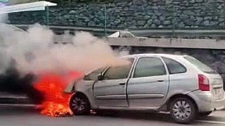 VÍDEO: Carrega pega fogo na Av. Bonocô e deixa trânsito lento na região